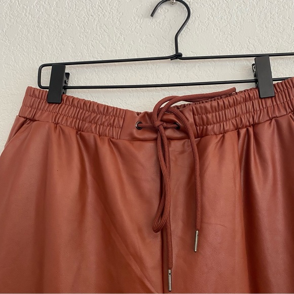 21 SAINTS Women's Medium Brown Faux Leather Jogger Pant - Picture 7 of 9